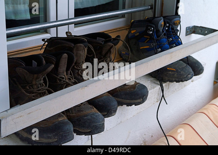 Chaussures de randonnée sur le Chemin de Saint Jacques De Compostelle en Espagne Banque D'Images