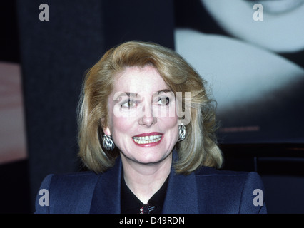 Catherine Deneuve fait la promotion de son parfum dans un San Francisco Department store. 1988. Californie, USA. Banque D'Images