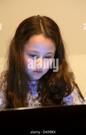 Jeune fille à l'aide d'un ordinateur portable Banque D'Images
