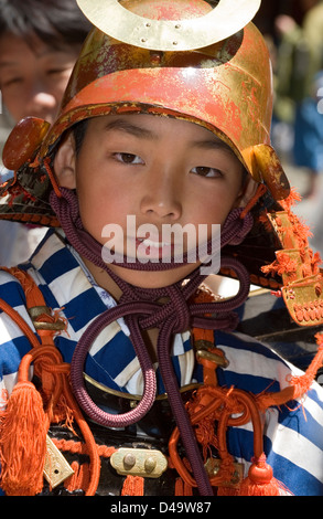 Les jeunes samurai warrior habillé en armure avec un casque participe dans le rapport annuel de printemps Shunki Reitaisai Grand Défilé du Festival à Nikko Banque D'Images