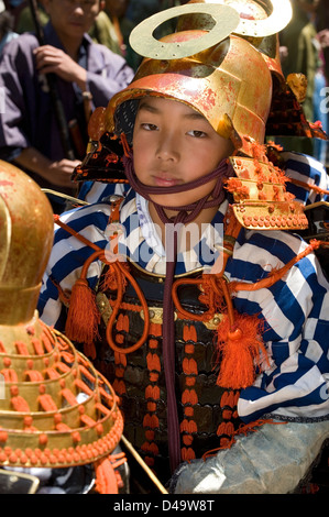 Les jeunes samurai warrior habillé en armure avec un casque participe dans le rapport annuel de printemps Shunki Reitaisai Grand Défilé du Festival à Nikko Banque D'Images