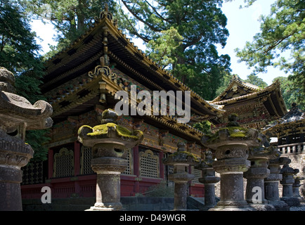 Or sacré décorées bâtiments entourés de lanternes en pierre à Jinja Toshogu à Nikko, Tochigi, au Japon. Banque D'Images