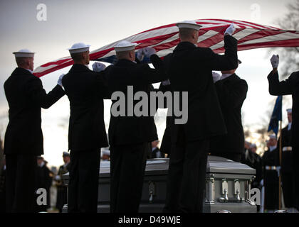 Les membres de l'US Navy d'escorte de la Garde de cérémonie les cercueils lors des funérailles avec les honneurs militaires pour deux marins récupérés dans le cuirassé USS Monitor au cimetière national d'Arlington, le 8 mars 2013 à Arlington, VA. Le moniteur a coulé au large du cap Hatteras, en Caroline du Nord pendant la guerre civile en 1862. Banque D'Images