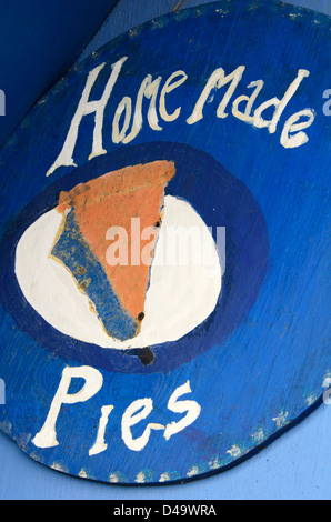 Inscription peinte à la main la publicité faite à des tartes maison Wild Blueberry Land, un roadside attraction dans Downeast Maine. Banque D'Images