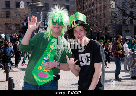 L'homme et l'adolescent au cours de la célébration de Saint Patrick's Day Parade à Montréal, province de Québec, Canada. Banque D'Images