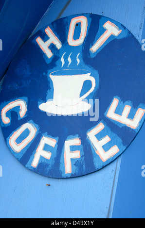 Publicité signe peint à la main "Hot Coffee" en terre de bleuets sauvages, un roadside attraction dans Downeast Maine. Banque D'Images