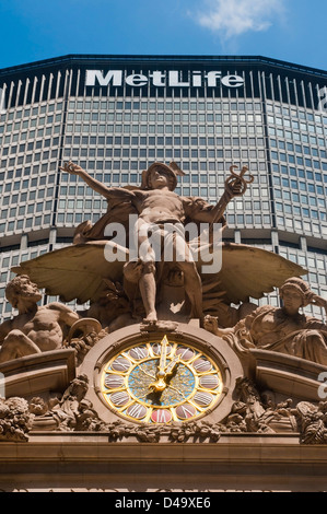 La Statue de mercure au-dessus de la gare Grand Central contre l'Édifice de la Métropolitaine de Park Avenue, à Midtown Manhattan Banque D'Images