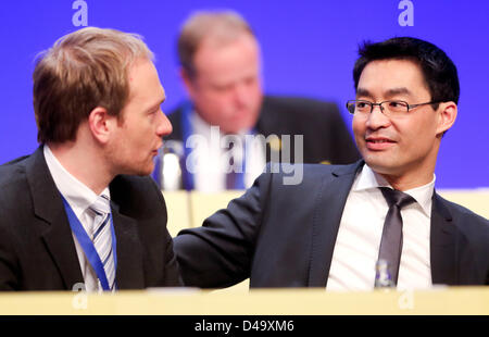 Berlin, Allemagne, 09 mars 2013Le président du parti FDP Philipp Roesler (R) taalks à son collègue du parti Christian Lindner à la conférence du parti fédéral du FDP à Berlin, Allemagne, 09 mars 2013. Photo : Kay Nietfeld/dpa/Alamy Live News Banque D'Images