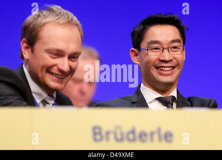 Berlin, Allemagne, 09 mars 2013Le président du parti FDP Philipp Roesler (R) taalks à son collègue du parti Christian Lindner à la conférence du parti fédéral du FDP à Berlin, Allemagne, 09 mars 2013. Photo : Kay Nietfeld/dpa/Alamy Live News Banque D'Images