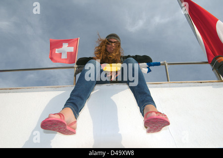 Femme assise sur le marcher yach, Kas (Kash) Turquie Banque D'Images