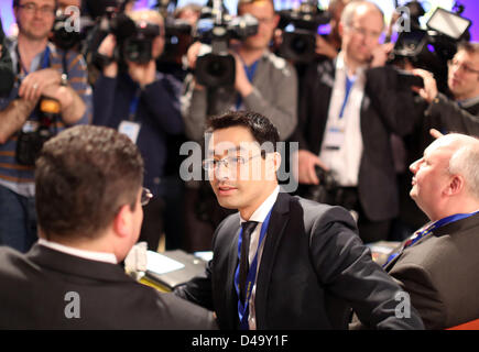 Les journalistes entourent le président du parti de la DPF Philipp Roesler (C), qui attend les résultats de l'élection pour le parti du FPD Comité de direction à la conférence du parti fédéral du FDP à Berlin, Allemagne, 09 mars 2013. Photo : Kay Nietfeld Banque D'Images