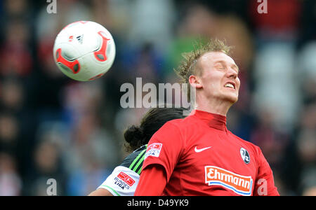 Freiburg, Allemagne, 9 mars 2013. Joueur de Fribourg Jan Rosenthal va pour l'en-tête pendant le match de football de la Bundesliga entre Fribourg et VfL Wolfsburg à Freiburg, Allemagne, le 9 mars 2013. Photo : Patrick Seeger/dpa/Alamy Live News Banque D'Images