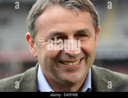 Freiburg, Allemagne, 9 mars 2013. Wolfsburg's manager sourire alors qu'il assiste à une entrevue au cours de la Bundesliga match de foot entre Fribourg et VfL Wolfsburg à Freiburg, Allemagne, le 9 mars 2013. Photo : Patrick Seeger/dpa/Alamy Live News Banque D'Images