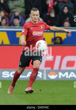 Freiburg, Allemagne, 9 mars 2013. Joueur de Fribourg Jonathan Schmid contrôle le ballon pendant le match de football de la Bundesliga entre Fribourg et VfL Wolfsburg à Freiburg, Allemagne, le 9 mars 2013. Photo : Patrick Seeger/dpa/Alamy Live News Banque D'Images