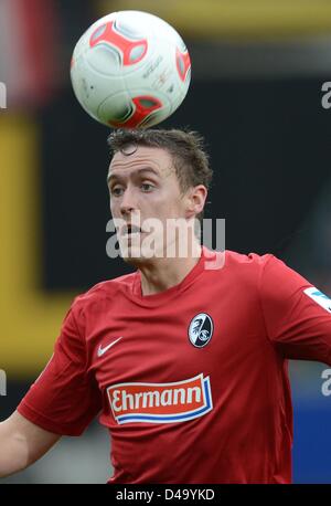 Freiburg, Allemagne, 9 mars 2013. Joueur de Fribourg Max Kruse contrôle le ballon pendant le match de football de la Bundesliga entre Fribourg et VfL Wolfsburg à Freiburg, Allemagne, le 9 mars 2013. Photo : Patrick Seeger/dpa/Alamy Live News Banque D'Images