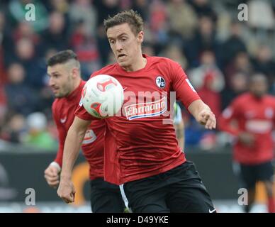 Freiburg, Allemagne, 9 mars 2013. Joueur de Fribourg Max Kruse contrôle le ballon pendant le match de football de la Bundesliga entre Fribourg et VfL Wolfsburg à Freiburg, Allemagne, le 9 mars 2013. Photo : Patrick Seeger/dpa/Alamy Live News Banque D'Images