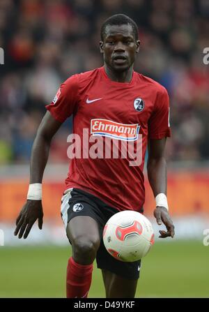 Freiburg, Allemagne, 9 mars 2013. Joueur de Fribourg Fallou Diagne contrôle le ballon pendant le match de football de la Bundesliga entre Fribourg et VfL Wolfsburg à Freiburg, Allemagne, le 9 mars 2013. Photo : Patrick Seeger/dpa/Alamy Live News Banque D'Images