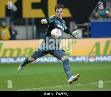 Freiburg, Allemagne, 9 mars 2013. Joueur de Wolfsburg Diego Benaglio contrôle le ballon pendant le match de football de la Bundesliga entre Fribourg et VfL Wolfsburg à Freiburg, Allemagne, le 9 mars 2013. Photo : Patrick Seeger/dpa/Alamy Live News Banque D'Images