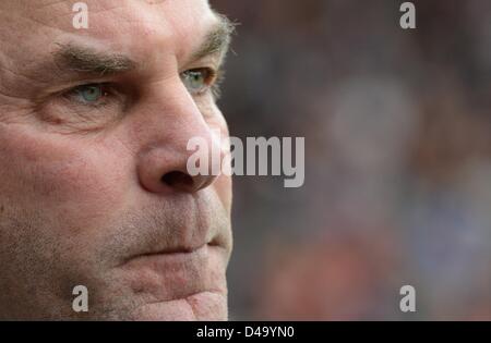 Freiburg, Allemagne, 9 mars 2013. L'entraîneur-chef Wolfsburg Dieter Hecking surveille l'action sur le terrain au cours de la Bundesliga match de foot entre Fribourg et VfL Wolfsburg à Freiburg, Allemagne, le 9 mars 2013. Photo : Patrick Seeger/dpa/Alamy Live News Banque D'Images