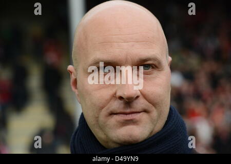 Freiburg, Allemagne, 9 mars 2013. Fribourg directeur sportif Dirk Dufner surveille l'action sur le terrain au cours de la Bundesliga match de foot entre Fribourg et VfL Wolfsburg à Freiburg, Allemagne, le 9 mars 2013. Photo : Patrick Seeger/dpa/Alamy Live News Banque D'Images