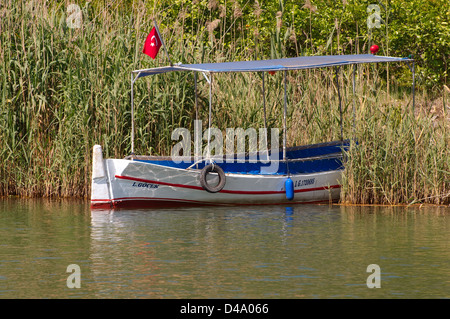 Dalyan river en face de l'rock tombs de Caunos Kaunos ou près de Marmaris, Turquie La Turquie, la Côte égéenne, l'Asie Banque D'Images