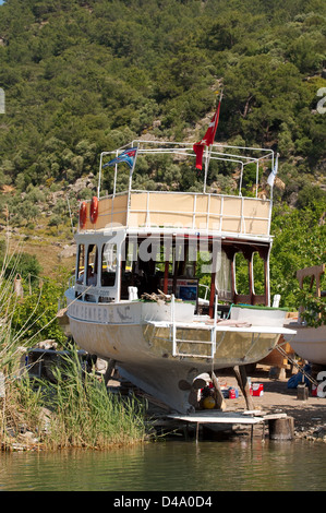 Dalyan river en face de l'rock tombs de Caunos Kaunos ou près de Marmaris, Turquie La Turquie, la Côte égéenne, l'Asie Banque D'Images