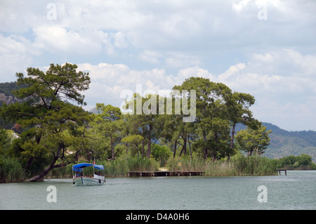 Dalyan river en face de l'rock tombs de Caunos Kaunos ou près de Marmaris, Turquie La Turquie, la Côte égéenne, l'Asie Banque D'Images