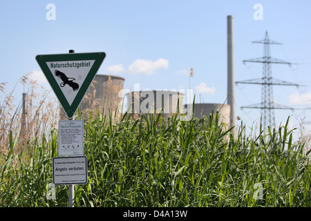 Werne, Allemagne, le signe d'une réserve naturelle et le Gersteinwerk de RWE Power AG Banque D'Images