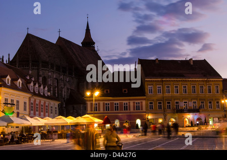 Brasov, en Transylvanie, Roumanie : Eglise Noire vu de la place du conseil Banque D'Images