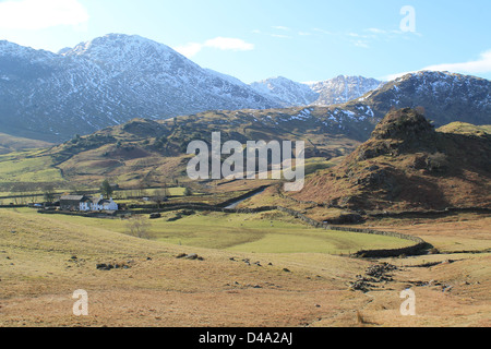 Pied ferme et Château tomba avec Wetherlam Howe et l'harfang Coniston monts au-delà, peu Langdale, Cumbria, Royaume-Uni Banque D'Images