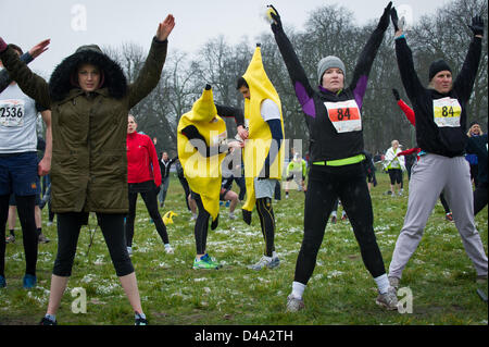 Cambridge, UK. 10 mars, 2013. Ossature en concurrence sur le deuxième semi-marathon de Cambridge qui a commencé aujourd'hui dans des conditions hivernales. Banque D'Images