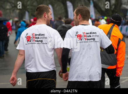 Cambridge, UK. 10 mars, 2013. Ossature en concurrence sur le deuxième semi-marathon de Cambridge qui a commencé aujourd'hui dans des conditions hivernales. Banque D'Images