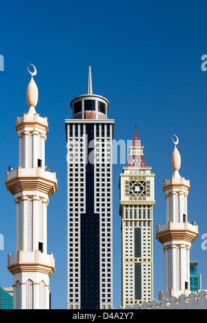 Détail de contraste entre les minarets de la mosquée et les gratte-ciel modernes à Dubaï Émirats Arabes Unis Banque D'Images