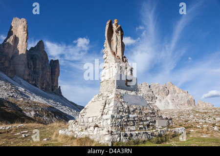 War Memorial à l'Tre Cime di Lavaredo en Italie alpes Banque D'Images