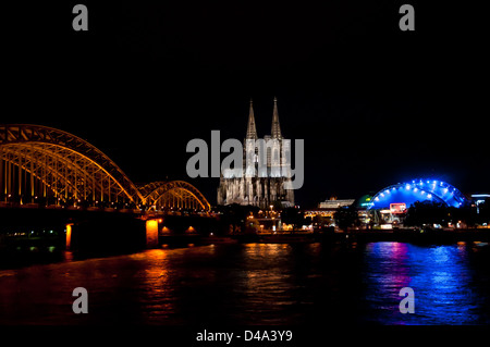 La cathédrale de Cologne, Pont Hohenzollern et Musical Dome Köln la nuit Banque D'Images