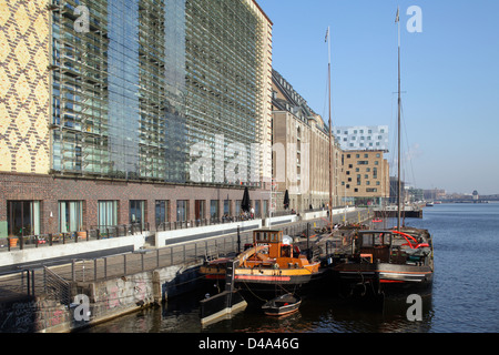 Berlin, Allemagne, Eierkuehlhaus, ancien grenier et les navires de charge historique à l'East Harbour Banque D'Images