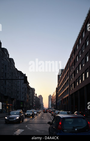 Berlin, Allemagne, Leipziger Strasse à Berlin-Mitte dans la lumière du soir Banque D'Images