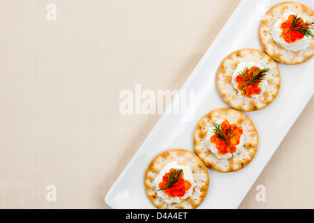 Le caviar et le fromage de chèvre apéritif sur plaque blanche du dessus avec copie espace Banque D'Images