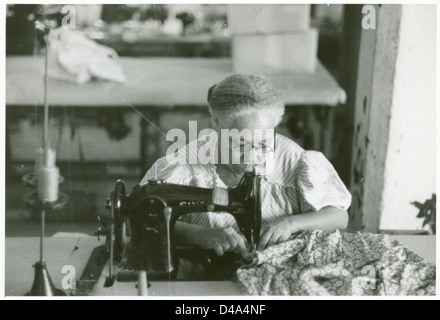 Cette photographie de 1942 de Jack Delano montre des ouvriers dans une usine de couture à San Juan, Porto Rico, capturant l'artisanat impliqué dans le travail à la pièce et les conditions de travail de l'époque. Banque D'Images