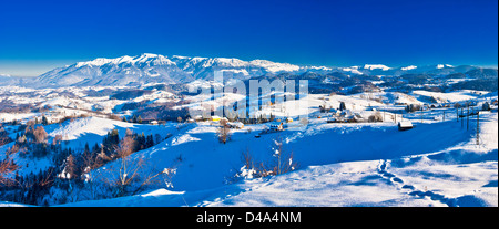 Sirnea,Brasov, Roumanie : paysage d'hiver du village et montagnes de Bucegi Moeciu Banque D'Images