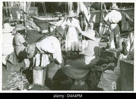 Les femmes vendent provisions à Tortola, quai St Thomas, C. I.... Banque D'Images