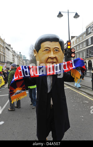 Portland Place, London, UK. 10 mars 2013. Un homme portant un masque du nouveau chef du parti communiste chinois, Xi Jinping à la marche sur l'ambassade de Chine. Les tibétains mars à Londres pour protester contre l'implication chinoise au Tibet, mettant fin à un rassemblement à l'extérieur de l'ambassade de Chine sur Portland Place, Banque D'Images