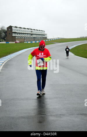 Donington Park, Derbyshire, Royaume-Uni. 10 mars 2013.Un nouvel événement sportif pour célébrer la vie de Brian Clough et Peter Taylor, qui atteint une grande statut footballistique avec Nottingham Forest et Derby County dans les années 70 et 80. Tout en l'augmentation des fonds pour de bonnes causes.Le 10k a eu lieu à Donington Park race track sur un jour de mars très froid. Banque D'Images