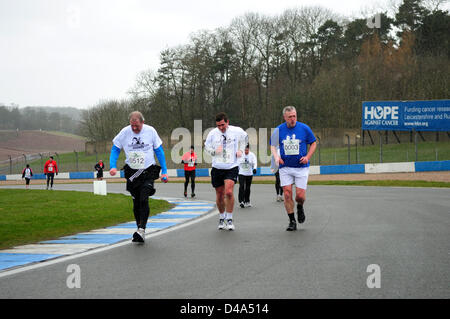 Donington Park, Derbyshire, Royaume-Uni. 10 mars 2013.Un nouvel événement sportif pour célébrer la vie de Brian Clough et Peter Taylor, qui atteint une grande statut footballistique avec Nottingham Forest et Derby County dans les années 70 et 80. Tout en l'augmentation des fonds pour de bonnes causes.Le 10k a eu lieu à Donington Park race track sur un jour de mars très froid.Image . Centre 0004 Nigel Clough, Derby County Manager.0003 Gray Birtles ex-joueur de la forêt. Banque D'Images