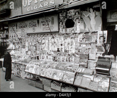 Kiosque à journaux, la 32e Rue et 3e Avenue, Manhattan. Banque D'Images