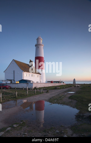 Portland Bill lighthouse, Dorset, Angleterre, reflétée dans flaque au crépuscule. Banque D'Images