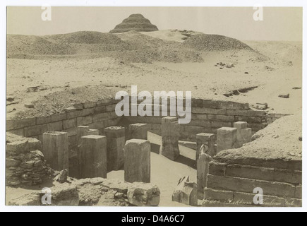 Une photo de la tombe de Titi, située sur le site archéologique de Saqqara, en Égypte, offrant un aperçu des anciennes pratiques funéraires de l'ancien Empire. Banque D'Images