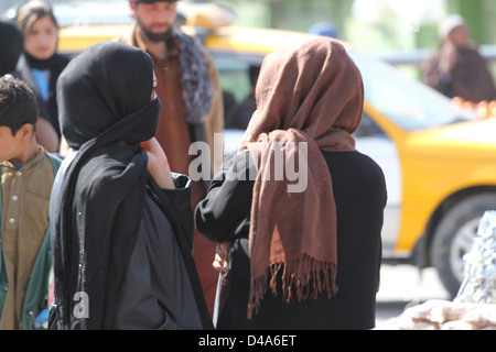 Deux femmes voilées à un marché de rue à Kaboul, Afghanistan. Banque D'Images