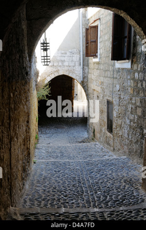 Rhodes. La Grèce. Voûté en pierre de galets étroite ruelle calme à l'intérieur de la vieille ville médiévale de Rhodes Banque D'Images