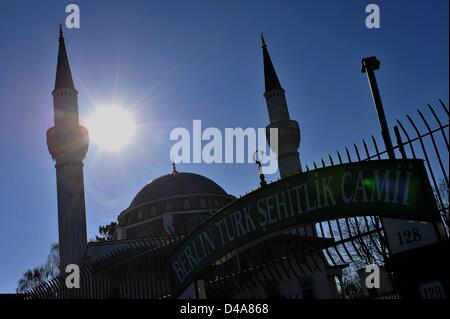 Les minarets de la mosquée sont Sehitlik, représenté à Berlin, Allemagne, 06 mars 2013. Photo : Paul Zinken Banque D'Images